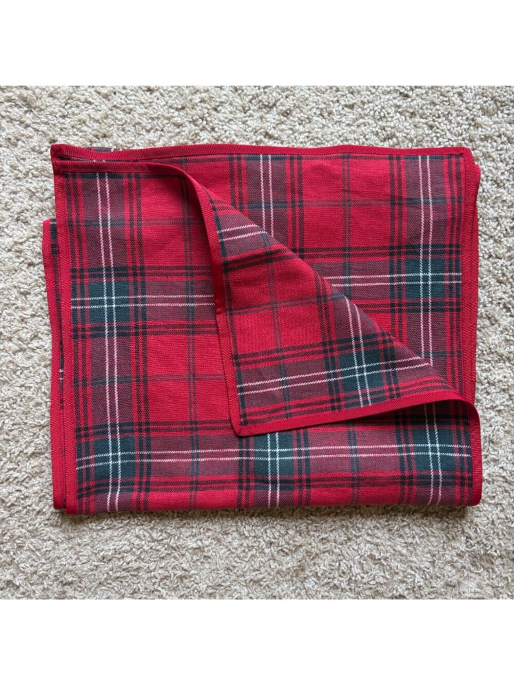 Williams Sonoma Set of 8 Tartan Plaid Red Cloth Napkins and Table Runner 16 x 90 - Picture 11 of 11